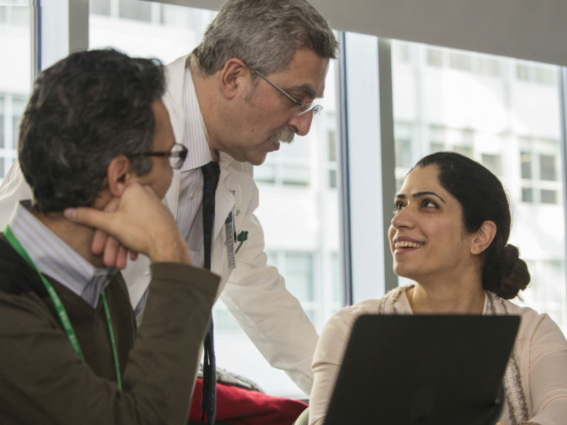 A Rush University faculty member mentoring two students.